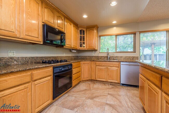 Building Photo - Lovely Home | Bonus Room | A/C | Solar Panels