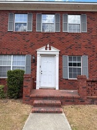 Building Photo - 900 Country Club Rd