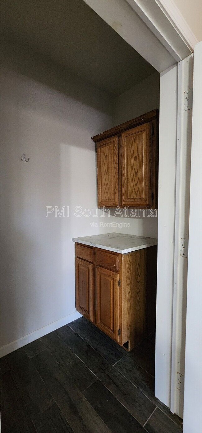 Building Photo - 755 Castlebrooke Way SE