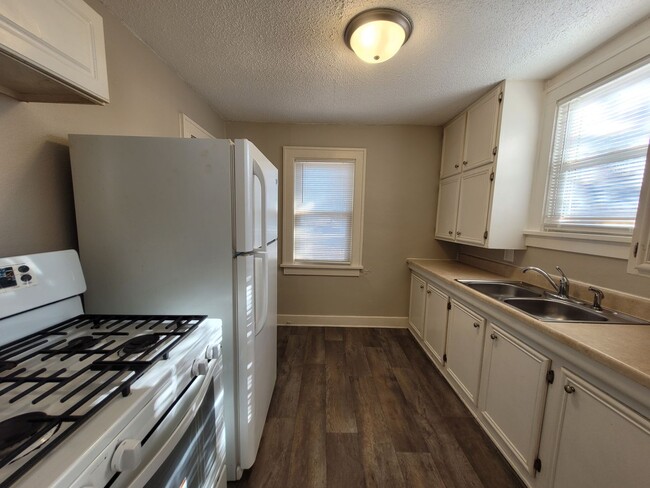 Building Photo - Pet Friendly 2 Bedroom Home with detached garage!