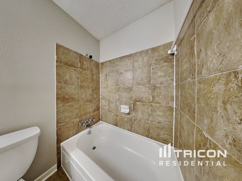 Building Photo - 14202 Clear Forest Dr