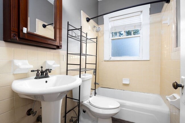 Building Photo - 3br/2ba home in the hospital district