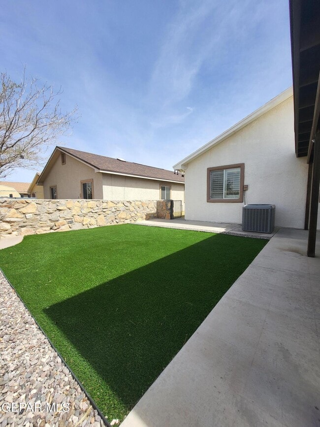 Building Photo - 1733 Shreya St