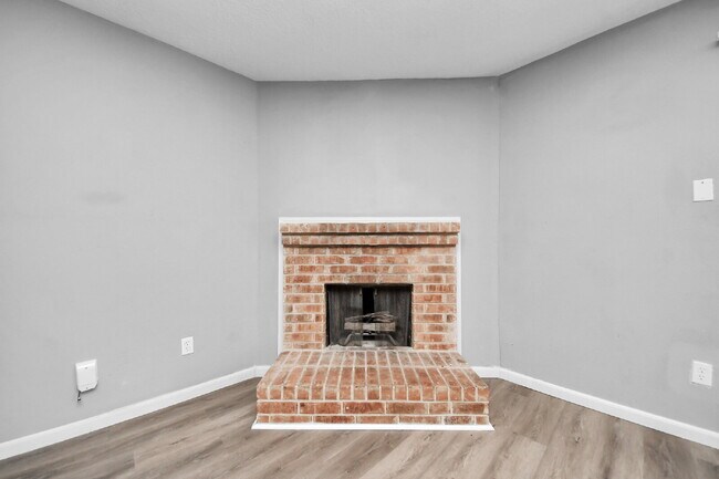 Building Photo - No Carpet. Private Yard. Extra Storage. What More Could You Ask For?