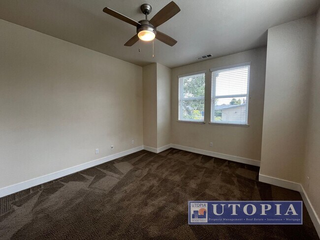 Building Photo - Spacious and Modern 3-bedroom, 3.5 bathroom in Seabright just minutes away from the Beach Boardwa...