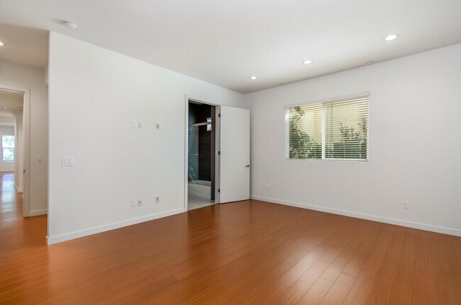 Unit 2 Master - 14212 Riverside Dr