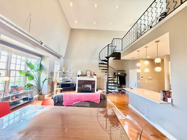 Building Photo - Stunning 2 Bed 2 Bath Plus Lofted Den in the Wicker Park area