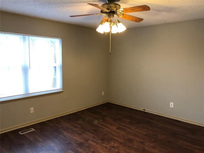 Building Photo - 513 N Betty Jo Dr