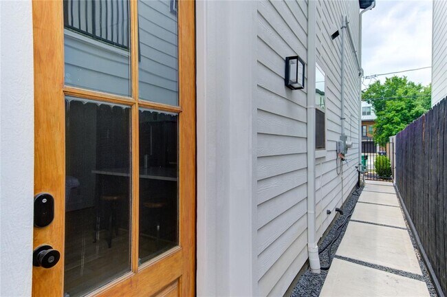 Building Photo - 2614 Dennis St