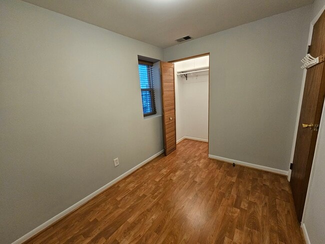 Building Photo - 1140 W Barry Ave