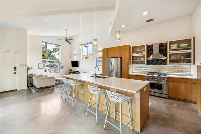 Building Photo - 207 Caney St