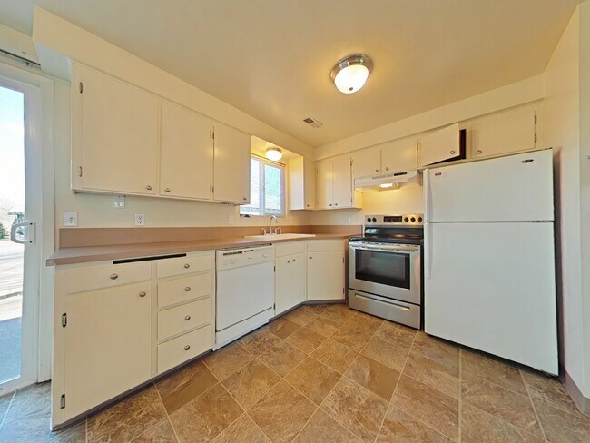 Building Photo - 3 Bedroom Apartment ~ Albany ~ Small Pet F...