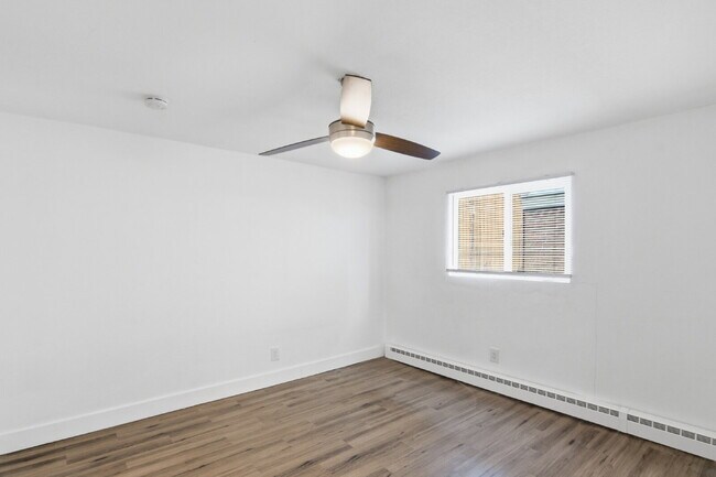 Building Photo - $1,300.95 with $300.00 off the first month's rent, 2 Beds - 1 Bath, Triplex in Aurora with Washer...