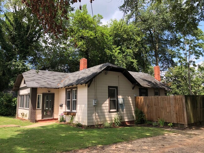 Building Photo - 1104 Hogan St