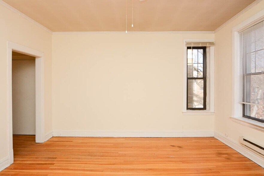 Building Photo - 730 W Barry Ave