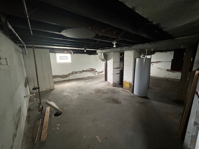 Building Photo - Spacious 3-Bedroom, 1 Bathroom Home Locate...