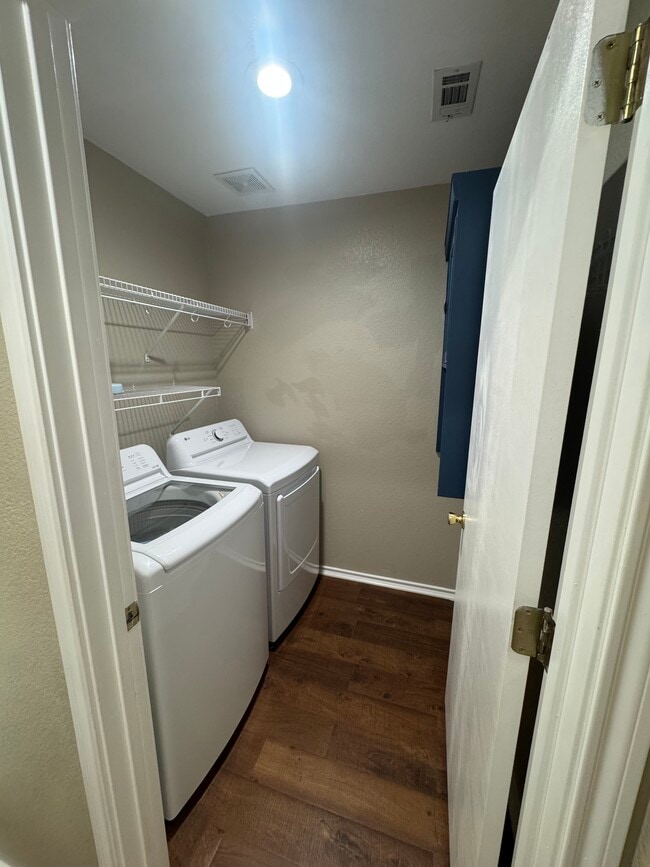 Building Photo - 450 Carriage Way