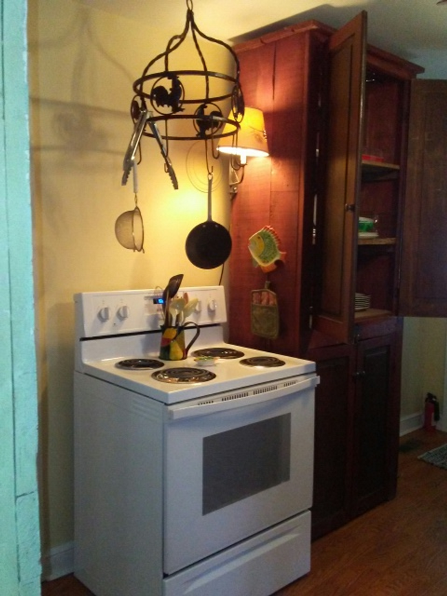 Building Photo - Fully Furnished First Floor Apartment
