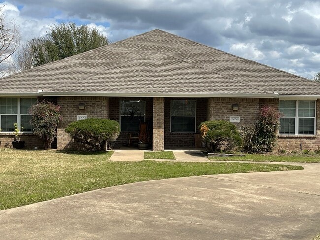 Primary Photo - College Station - 3 Bedrooms / 3 bath Dupl...