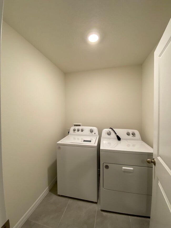 Building Photo - Desirable SE Ocala Neighborhood - Deer Path - 3/2/2 *Won't Last*