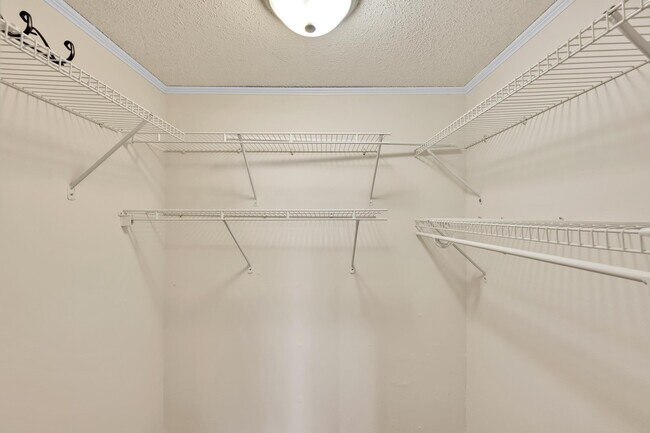 Building Photo - 118 Royal Pk Dr