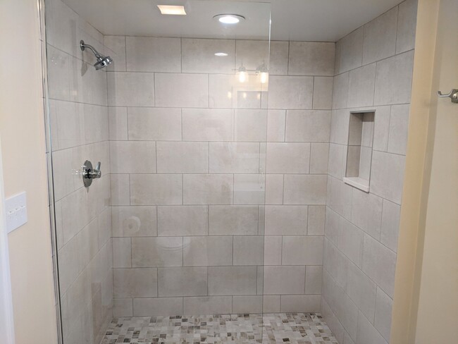 Live Space: Bathroom - 1025 Sherman Ave