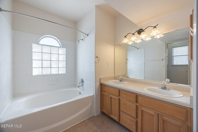 Building Photo - 749 Linda Johnson Ave