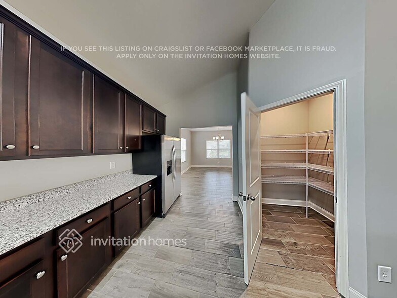 Building Photo - 2813 Santiago Circle