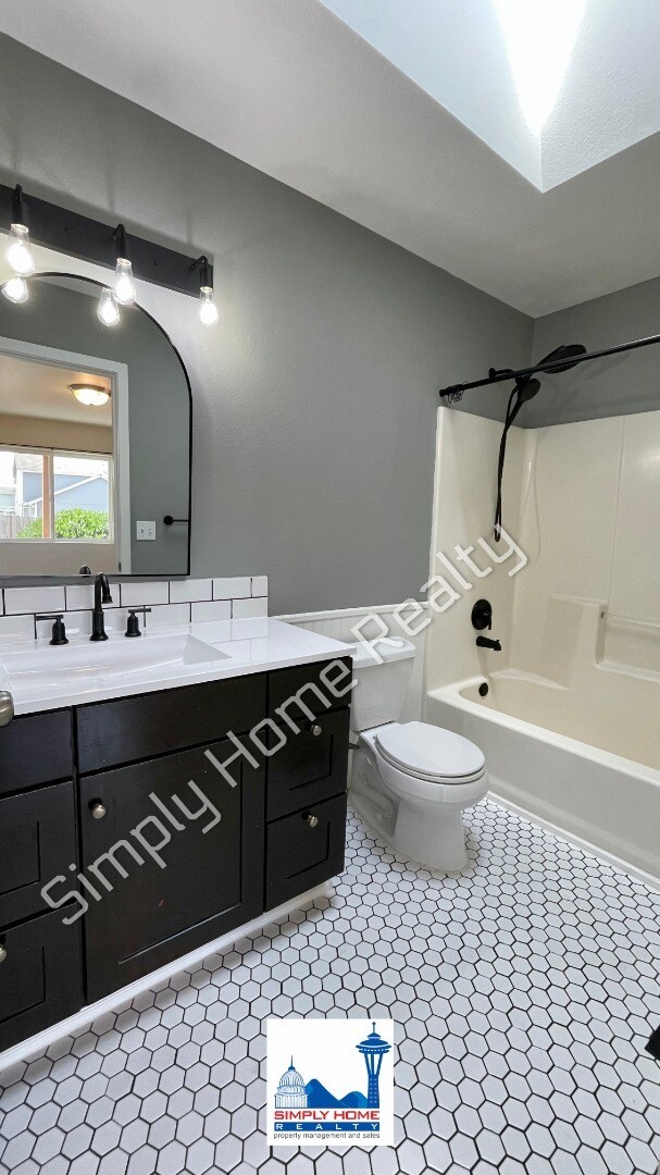 Building Photo - Welcome home to this charming 3 bedroom, 2 bathroom home in the heart of Yelm!