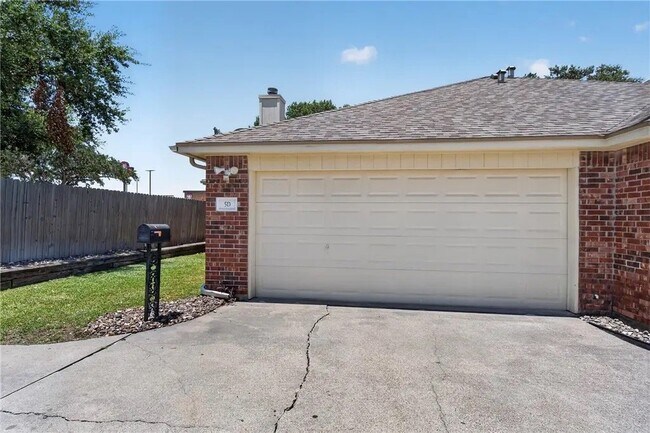 Building Photo - 4022 Wood River Dr