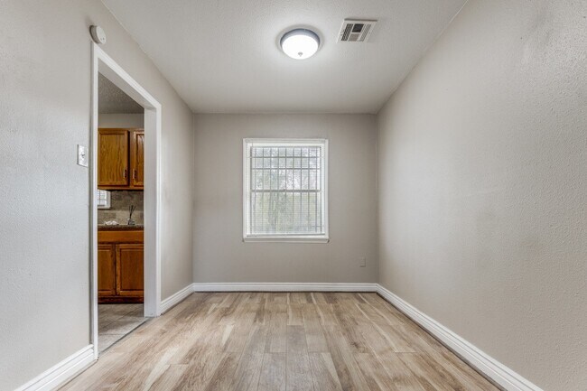 Building Photo - 9310 Forest View St