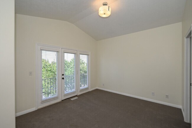 Building Photo - Stunning Row End Townhome In Excellent Loc...