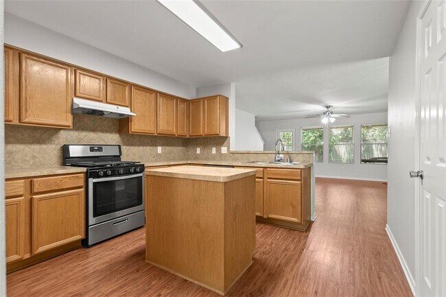 Building Photo - 16928 Scenic Knoll