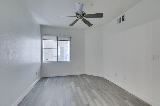 Building Photo - Beautiful 2nd floor condo
