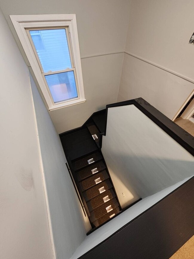 Building Photo - Charming 3-Bedroom Property in Prime Location