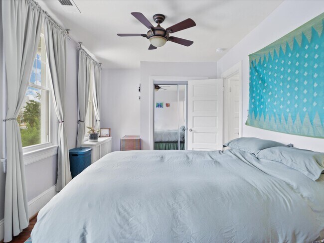 Building Photo - 1813 Bay St SE