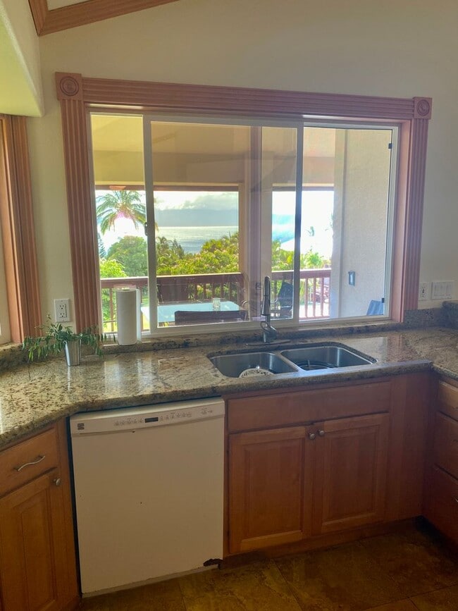 Building Photo - Stunning Launiupoko 2BR Rental – Ocean Vie...