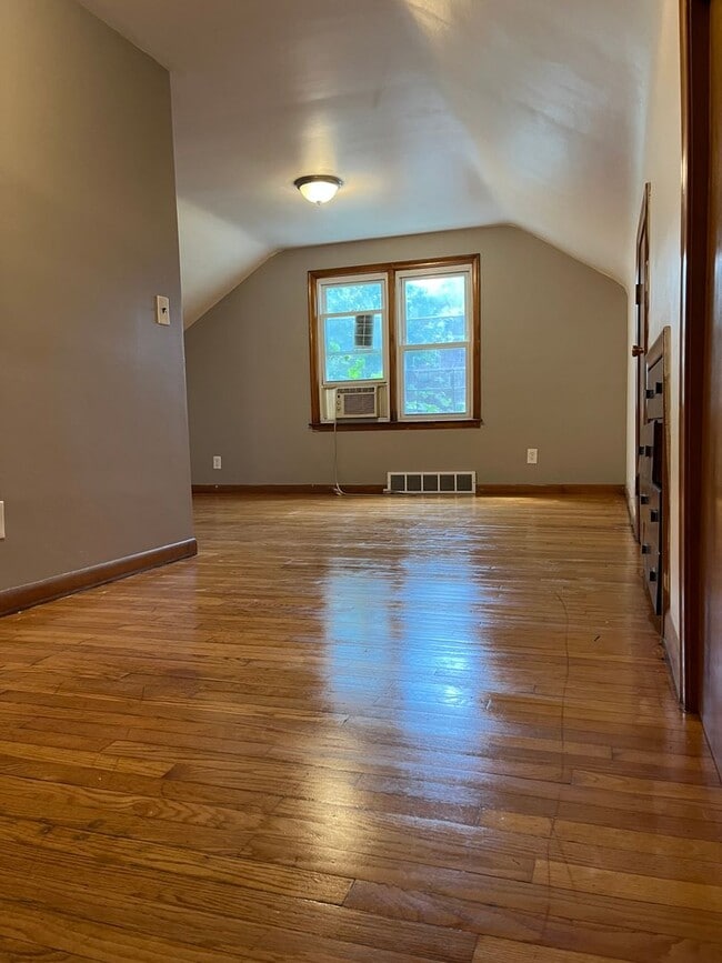 Building Photo - Lovely renovated 3 bedroom house