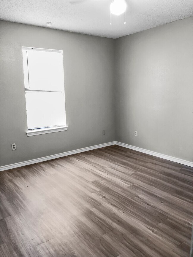 Building Photo - 1112 Valley View Dr