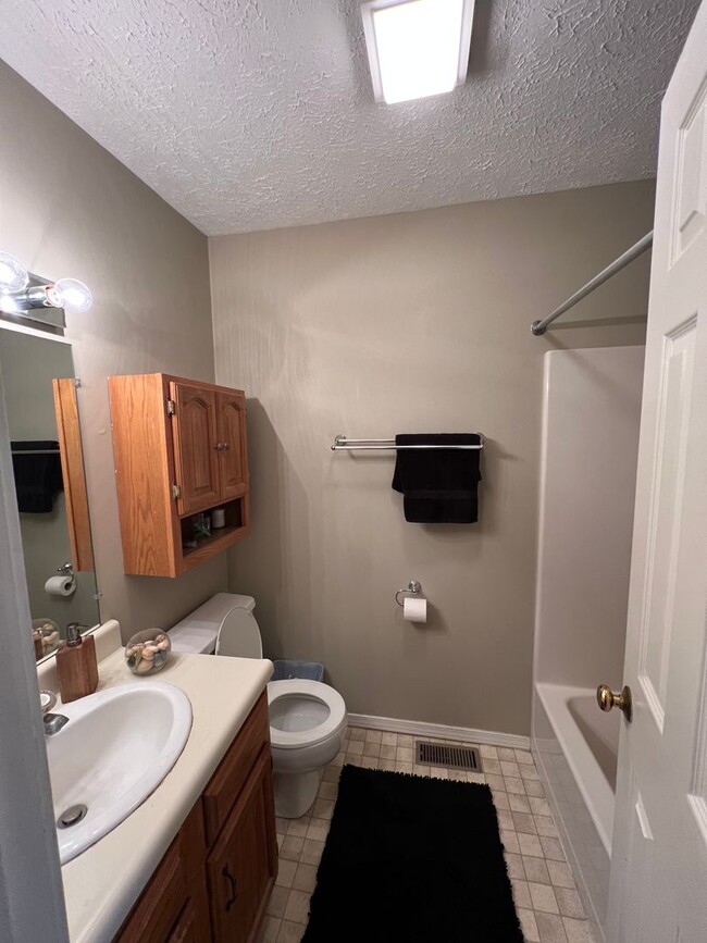 Building Photo - 2 Bedroom, 2 Bath by Mall Available August...