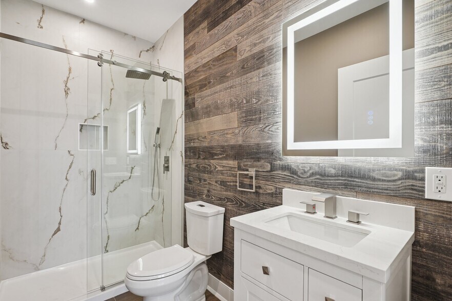 Full Bath - 106 Montgomery St