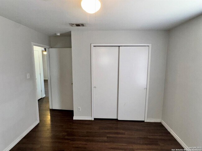 Building Photo - 830 W Hutchins Pl