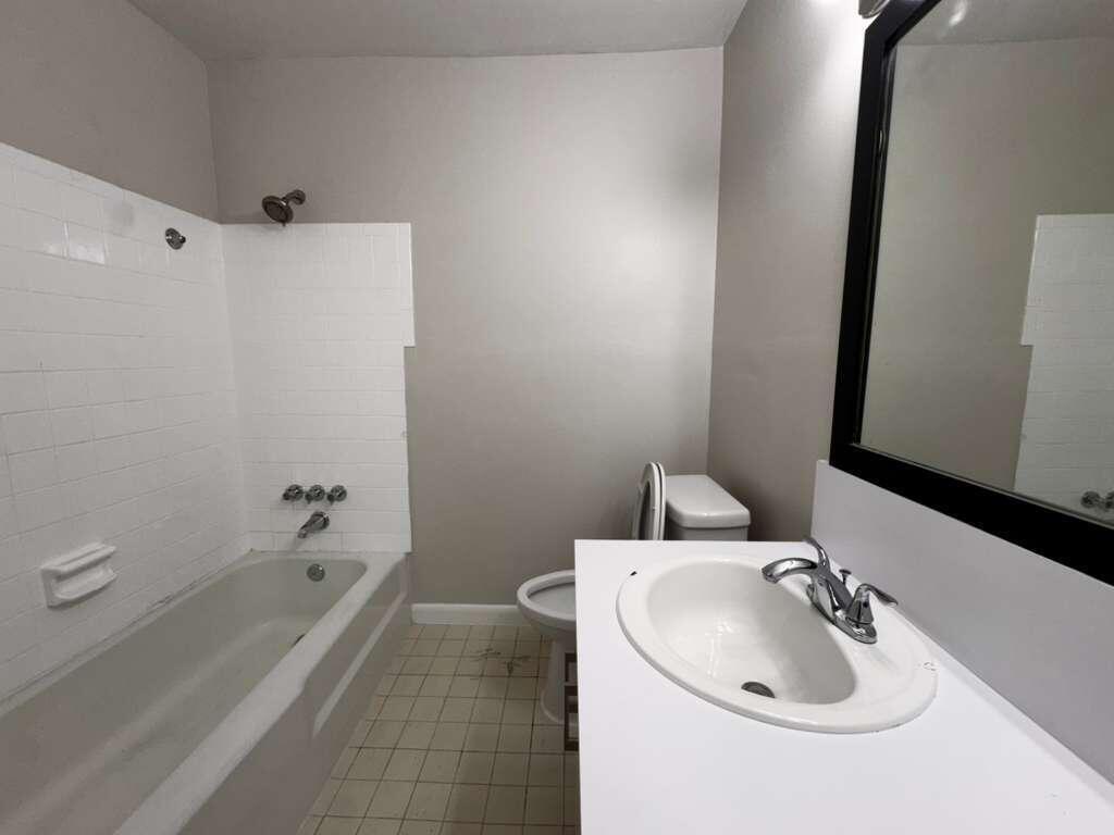 Building Photo - 933 SW 16th Pl