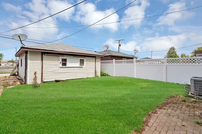 Building Photo - 5156 W 63rd Pl