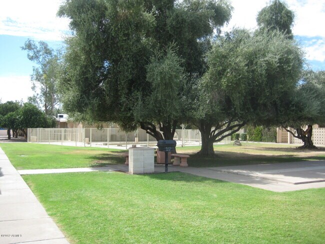 Building Photo - 5429 W Glenrosa Ave