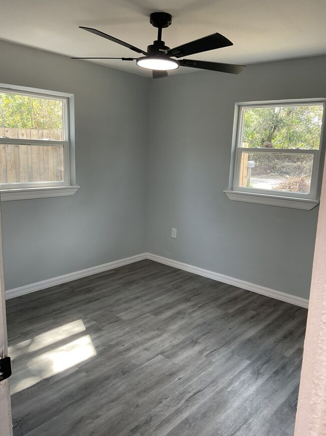 Building Photo - GORGEOUS 3BR/1BA Block Home! NO APPLICATIO...