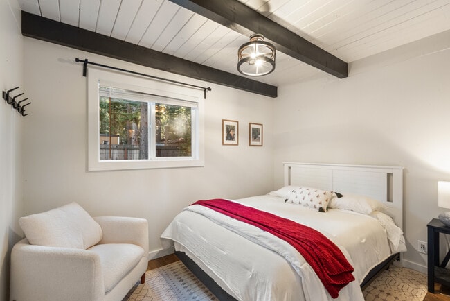 Building Photo - 319 Pine St