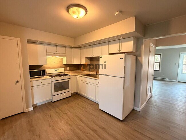 Building Photo - 5372-5372 Plaza Ave