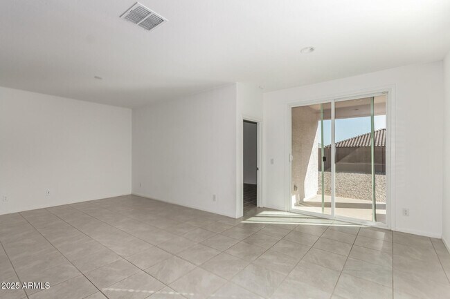 Building Photo - 3233 Juniper Cyn Dr