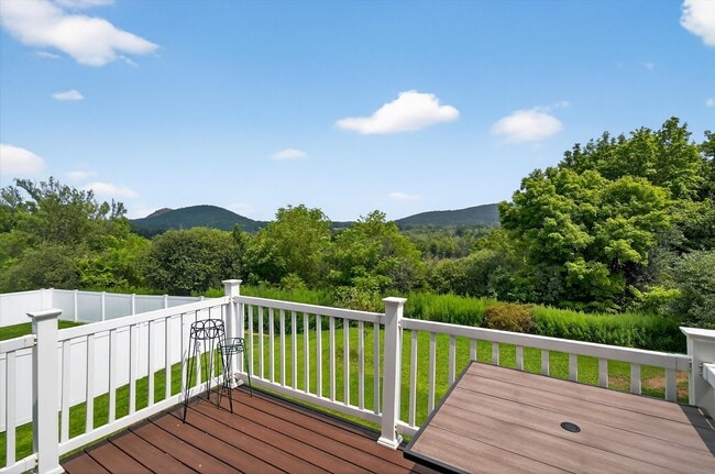 Building Photo - Gorgeous Newly Renovated 3 BR, 2.5 BA Town...